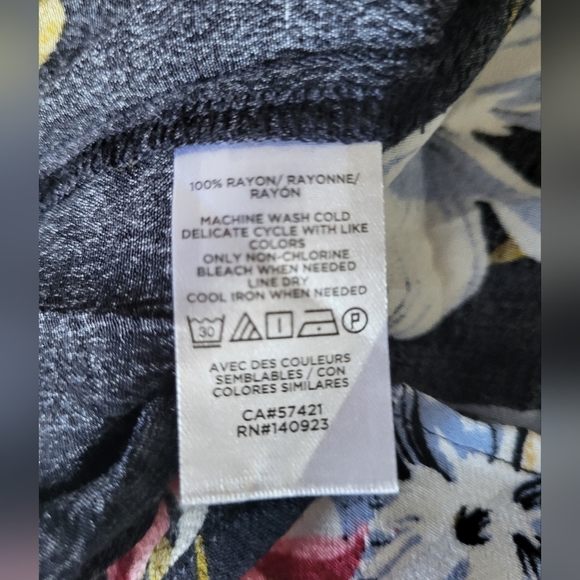 Loft Floral Women's Top - Blue with Multicolor Design, Size Medium Petit - Picture 4 of 5